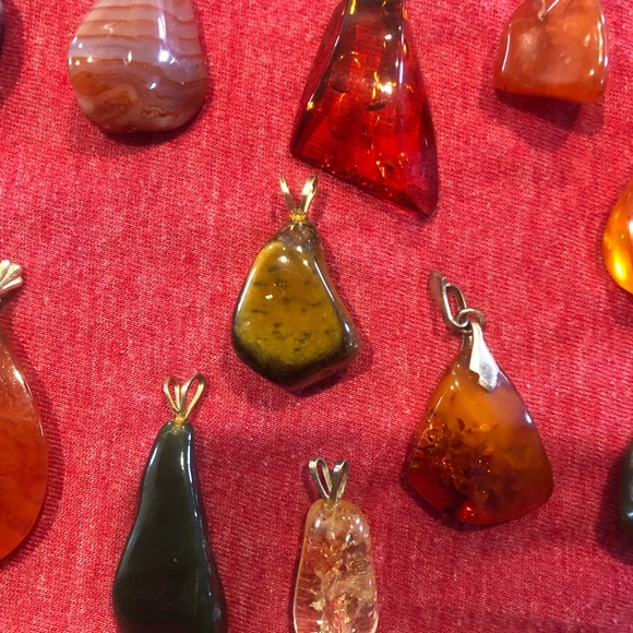 Pendants, assorted amber, polished stones and costume set of 12 - Picture 2 of 8